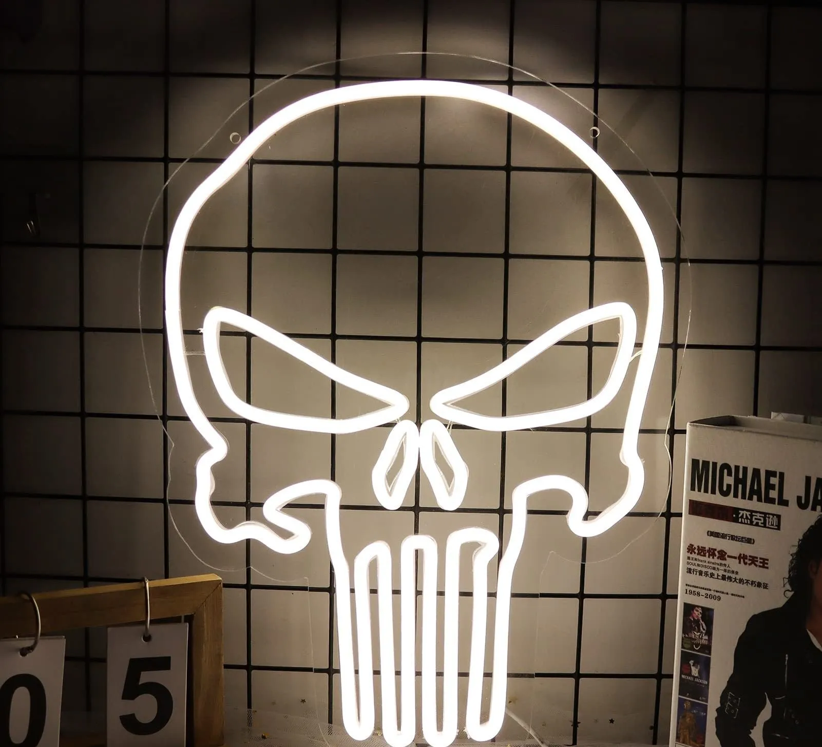 *2 Skull Styles, an LED Neon Red Flaming Eyes & a Creative White Light Molded Atmosphere Decoration